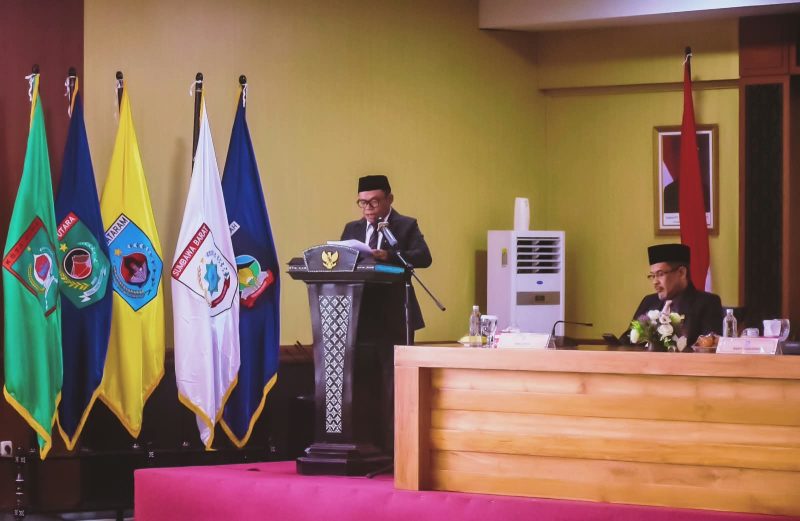 Ardiansyah, SHI, Saat Membacakan Laporan Komisi III DPRD NTB Dalam Rapat Paripurna Terkait Konversi BPR NTB Menjadi BPRS NTB Bangkit Bersama dan Penguatan Pembiayaan UMKM.