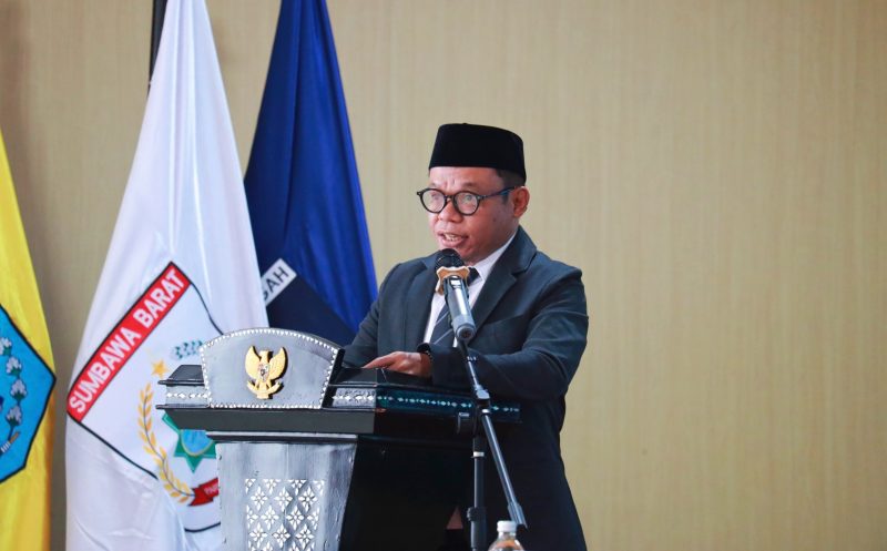 Akhdiansyah, SHI, Saat Membacakan Laporan Komisi III DPRD NTB Dalam Rapat Paripurna Terkait Konversi BPR NTB Menjadi BPRS NTB Bangkit Bersama.