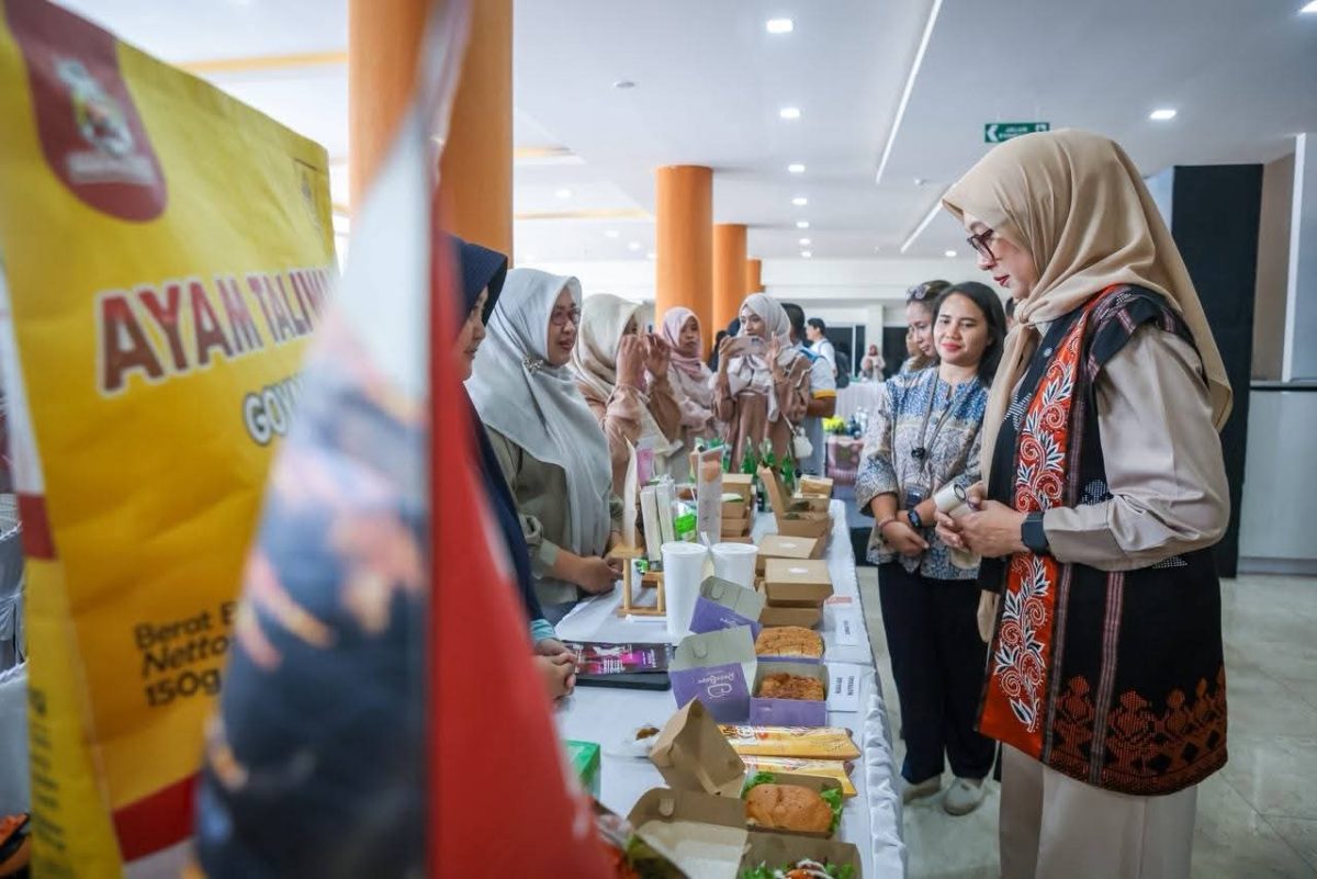 Pelaku UMKM NTB Menampilkan Produk Lokal Unggulan Dalam Mini Expo UKM Event MotoGP 2026 di Lobi Kantor Gubernur NTB, Jumat (2/10/2026).