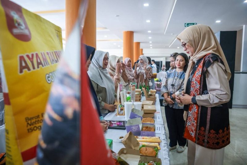 Pelaku UMKM NTB Menampilkan Produk Lokal Unggulan Dalam Mini Expo UKM Event MotoGP 2026 di Lobi Kantor Gubernur NTB, Jumat (2/10/2026).