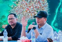 Gubernur NTB Dr Lalu Muhamad Iqbal Didampingi Kepala Dinas Kelautan dan Perikanan Muslim Saat Mengunjungi Pulau Bungin, Kabupaten Sumbawa, Dalam Upaya Mempercepat Legalitas Usaha, Perizinan Masyarakat Pesisir, dan Pengentasan Kemiskinan Ekstrem.