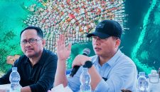Gubernur NTB Dr Lalu Muhamad Iqbal Didampingi Kepala Dinas Kelautan dan Perikanan Muslim Saat Mengunjungi Pulau Bungin, Kabupaten Sumbawa, Dalam Upaya Mempercepat Legalitas Usaha, Perizinan Masyarakat Pesisir, dan Pengentasan Kemiskinan Ekstrem.