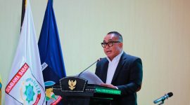 Anggota Banggar DPRD NTB Sudirsah Sujanto Saat Membacakan Laporan Badan Anggaran Dalam Rapat Paripurna DPRD NTB, Selasa (6/10/2026) Malam.