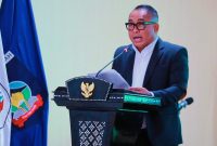 Anggota Banggar DPRD NTB Sudirsah Sujanto Saat Membacakan Laporan Badan Anggaran Dalam Rapat Paripurna DPRD NTB, Selasa (6/10/2026) malam.