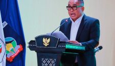 Anggota Banggar DPRD NTB Sudirsah Sujanto Saat Membacakan Laporan Badan Anggaran Dalam Rapat Paripurna DPRD NTB, Selasa (6/10/2026) malam.