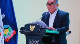 Anggota Banggar DPRD NTB Sudirsah Sujanto Saat Membacakan Laporan Badan Anggaran Dalam Rapat Paripurna DPRD NTB, Selasa (6/10/2026) malam.