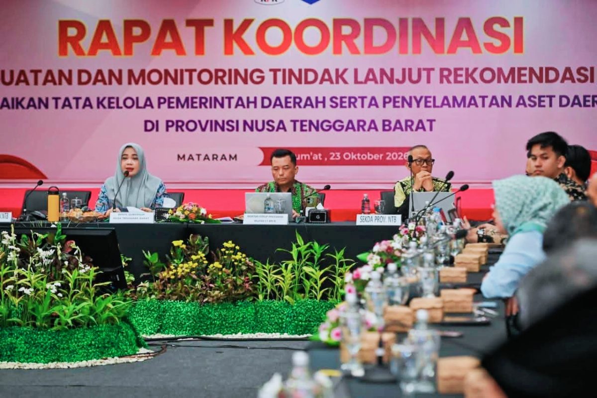 Perwakilan KPK RI bersama jajaran Pemerintah Provinsi NTB dalam rapat koordinasi tindak lanjut rekomendasi KPK dan penguatan tata kelola pemerintahan di Graha Bhakti Praja, Mataram, Jumat (23/10/2026).
