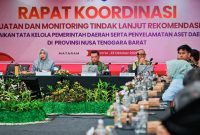 Perwakilan KPK RI bersama jajaran Pemerintah Provinsi NTB dalam rapat koordinasi tindak lanjut rekomendasi KPK dan penguatan tata kelola pemerintahan di Graha Bhakti Praja, Mataram, Jumat (23/10/2026).
