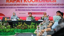 Perwakilan KPK RI bersama jajaran Pemerintah Provinsi NTB dalam rapat koordinasi tindak lanjut rekomendasi KPK dan penguatan tata kelola pemerintahan di Graha Bhakti Praja, Mataram, Jumat (23/10/2026).