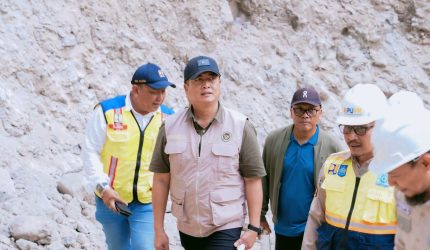 Gubernur NTB Lalu Muhamad Iqbal meninjau pembangunan Jalan Batu Dulang-Tepal di Sumbawa