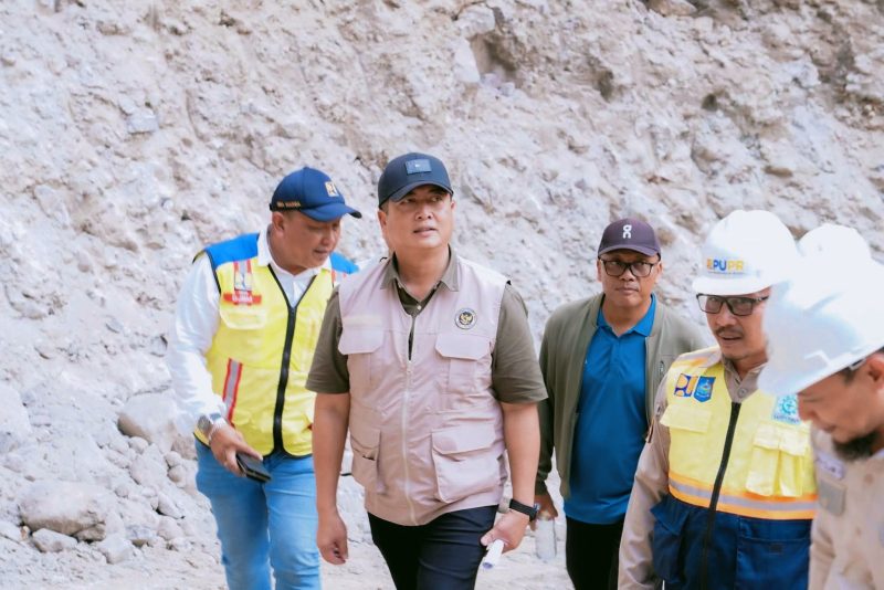 Gubernur NTB Lalu Muhamad Iqbal Meninjau Pengerjaan Jalan Batu Dulang-Tepal di Kabupaten Sumbawa, Kamis (1/10/2026).