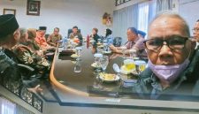 Anggota Komisi V DPRD NTB Drs. H. Muhammad Jamhur, M.Pd., Saat Membahas Hasil Kunjungan Kerja Terkait Tata Kelola Sumbangan Pendidikan di Bali.