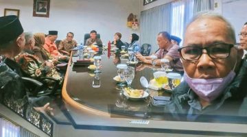 Anggota Komisi V DPRD NTB Drs. H. Muhammad Jamhur, M.Pd., Saat Membahas Hasil Kunjungan Kerja Terkait Tata Kelola Sumbangan Pendidikan di Bali.