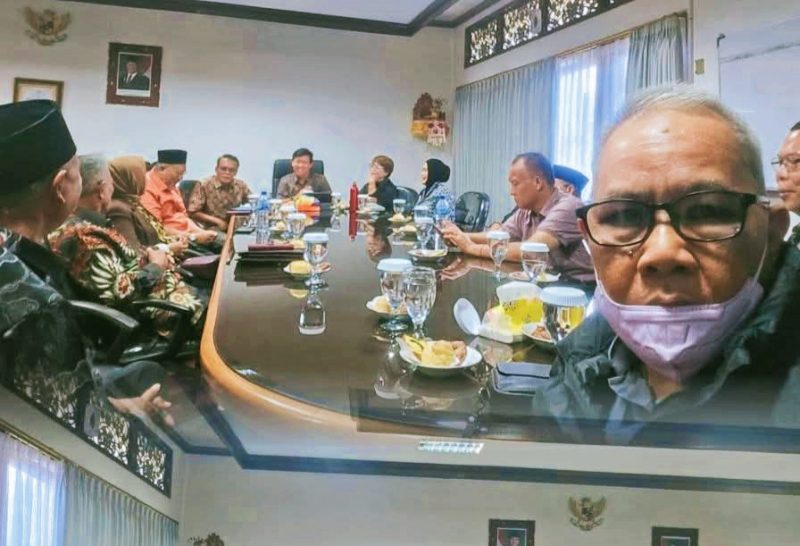Anggota Komisi V DPRD NTB Drs. H. Muhammad Jamhur, M.Pd., Saat Membahas Hasil Kunjungan Kerja Terkait Tata Kelola Sumbangan Pendidikan di Bali.