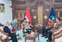Direktur Pembiayaan Bank NTB Syariah Agus Suhendro dan Direktur Keuangan dan Operasional Ajar Susanto Broto saat audiensi dengan Menteri Pendidikan Dasar dan Menengah Abdul Mu'ti di Jakarta, Kamis (1/10/2026).