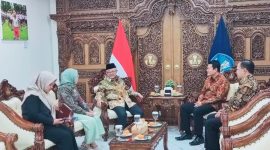 Direktur Pembiayaan Bank NTB Syariah Agus Suhendro dan Direktur Keuangan dan Operasional Ajar Susanto Broto saat audiensi dengan Menteri Pendidikan Dasar dan Menengah Abdul Mu'ti di Jakarta, Kamis (1/10/2026).