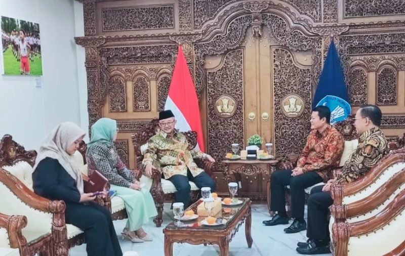 Direktur Pembiayaan Bank NTB Syariah Agus Suhendro dan Direktur Keuangan dan Operasional Ajar Susanto Broto saat audiensi dengan Menteri Pendidikan Dasar dan Menengah Abdul Mu'ti di Jakarta, Kamis (1/10/2026).