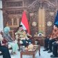 Direktur Pembiayaan Bank NTB Syariah Agus Suhendro dan Direktur Keuangan dan Operasional Ajar Susanto Broto saat audiensi dengan Menteri Pendidikan Dasar dan Menengah Abdul Mu'ti di Jakarta, Kamis (1/10/2026).