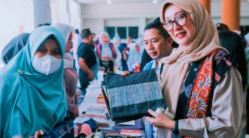 Ketua Dekranasda NTB Sinta M. Iqbal Saat Menghadiri Mini Expo UMKM MotoGP 2026 dan Technical Meeting di Kantor Gubernur NTB, Jumat (2/10/2026).