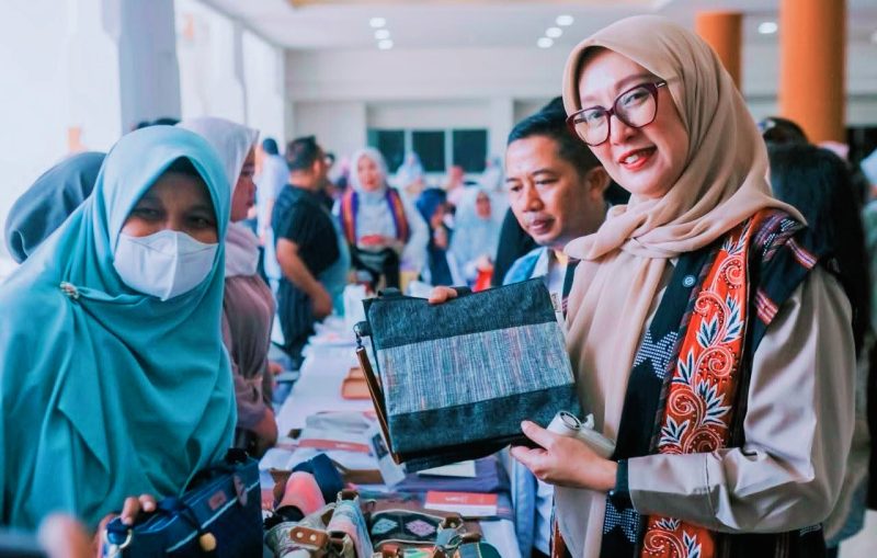 Ketua Dekranasda NTB Sinta M. Iqbal Saat Menghadiri Mini Expo UMKM MotoGP 2026 dan Technical Meeting di Kantor Gubernur NTB, Jumat (2/10/2026).