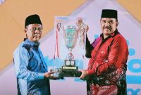 Bupati Sumbawa Barat H. Amar Nurmansyah Saat Menghadiri Penutupan MTQ XXII Tingkat Kabupaten Sumbawa Barat di Kecamatan Seteluk dan Menyerahkan Piala Juara Umum