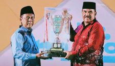 Bupati Sumbawa Barat H. Amar Nurmansyah Saat Menghadiri Penutupan MTQ XXII Tingkat Kabupaten Sumbawa Barat di Kecamatan Seteluk dan Menyerahkan Piala Juara Umum