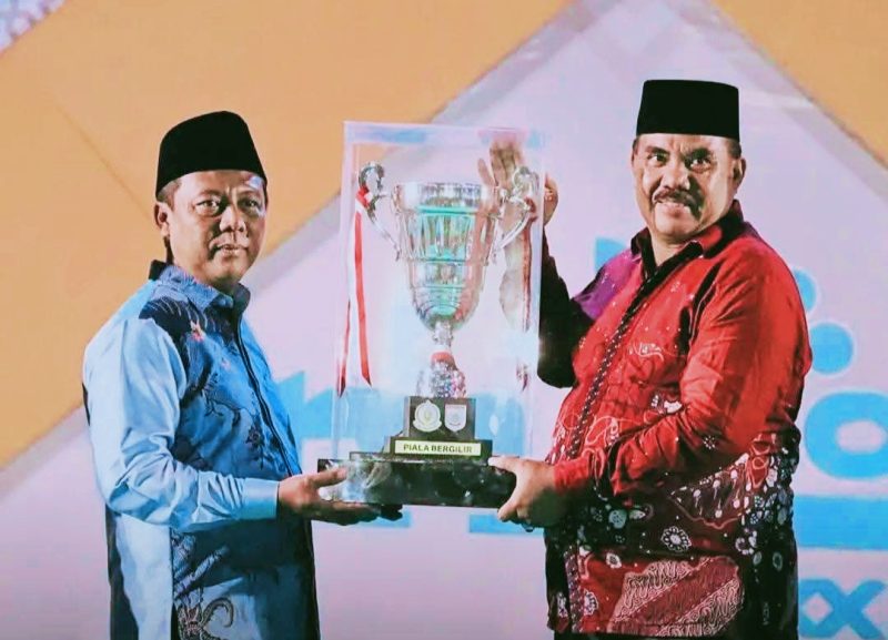 Bupati Sumbawa Barat H. Amar Nurmansyah Saat Menghadiri Penutupan MTQ XXII Tingkat Kabupaten Sumbawa Barat di Kecamatan Seteluk dan Menyerahkan Piala Juara Umum 