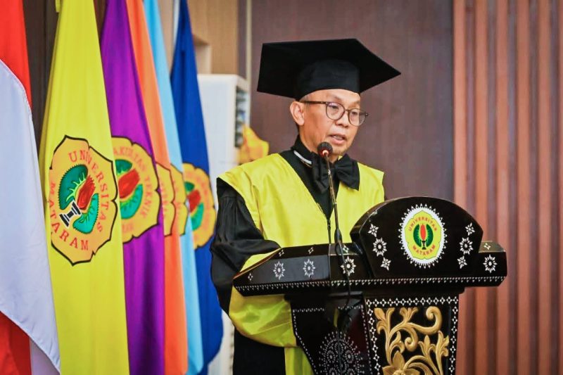 Sekretaris Daerah Provinsi NTB Abul Chair Saat Menyampaikan Pandangan Dalam Rapat Senat Terbuka Dies Natalis ke-64 Universitas Mataram.