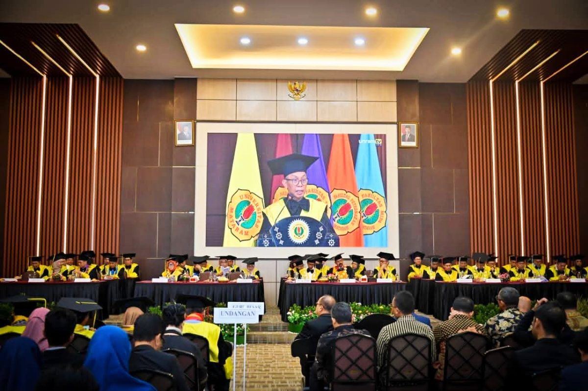 Sekda NTB Abul Chair Saat Menghadiri Rapat Senat Terbuka Dalam Rangka Dies Natalis ke-64 Universitas Mataram di Mataram.