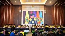 Sekda NTB Abul Chair Saat Menghadiri Rapat Senat Terbuka Dalam Rangka Dies Natalis ke-64 Universitas Mataram di Mataram.