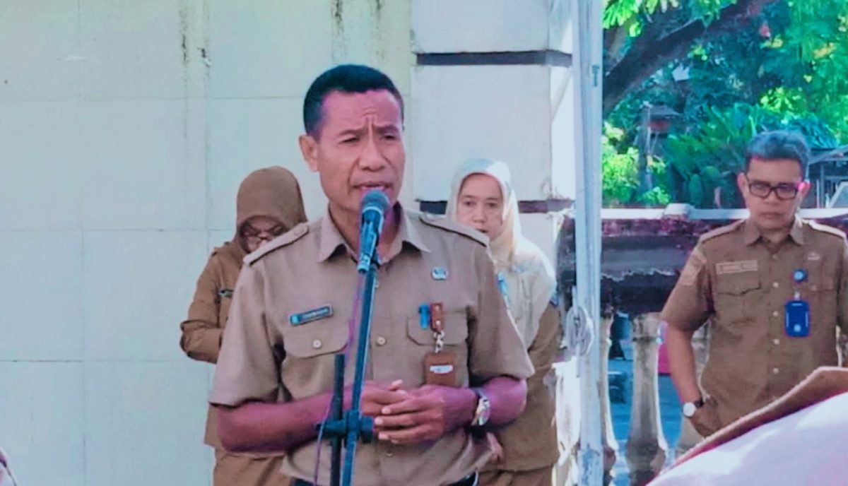Kepala Bidang Pembinaan Koperasi Diskop UKM NTB Rahmadin saat Memimpin Apel Pagi di Halaman Kantor Diskop UKM NTB, Selasa (6/10/2026).