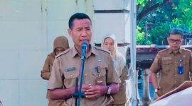 Kepala Bidang Pembinaan Koperasi Diskop UKM NTB Rahmadin saat Memimpin Apel Pagi di Halaman Kantor Diskop UKM NTB, Selasa (6/10/2026).