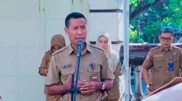 Kepala Bidang Pembinaan Koperasi Diskop UKM NTB Rahmadin saat Memimpin Apel Pagi di Halaman Kantor Diskop UKM NTB, Selasa (6/10/2026).