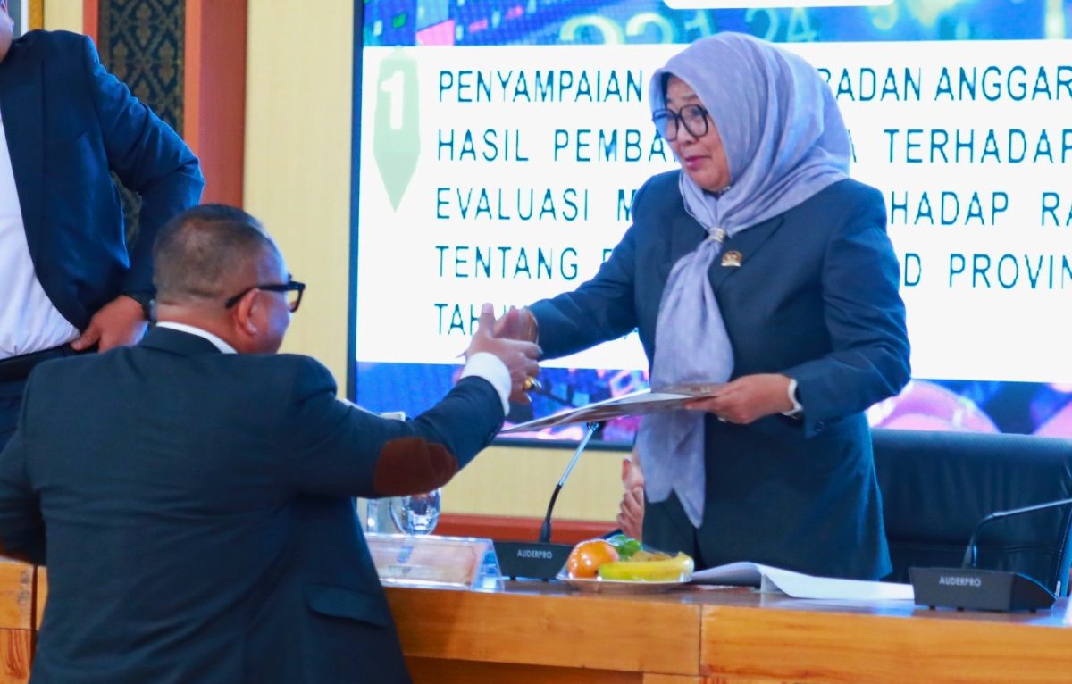 Anggota Banggar DPRD NTB Sudirsah Sujanto Saat Menyerahkan Laporan Badan Anggaran Kepada Ketua DPRD NTB Dalam Rapat Paripurna, Selasa (6/10/2026) malam.