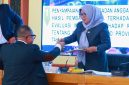 Anggota Banggar DPRD NTB Sudirsah Sujanto Saat Menyerahkan Laporan Badan Anggaran Kepada Ketua DPRD NTB Dalam Rapat Paripurna, Selasa (6/10/2026) malam.