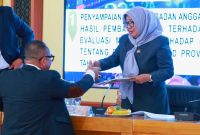 Anggota Banggar DPRD NTB Sudirsah Sujanto Saat Menyerahkan Laporan Badan Anggaran Kepada Ketua DPRD NTB Dalam Rapat Paripurna, Selasa (6/10/2026) malam.