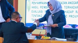 Anggota Banggar DPRD NTB Sudirsah Sujanto Saat Menyerahkan Laporan Badan Anggaran Kepada Ketua DPRD NTB Dalam Rapat Paripurna, Selasa (6/10/2026) malam.