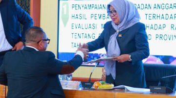 Anggota Banggar DPRD NTB Sudirsah Sujanto Saat Menyerahkan Laporan Badan Anggaran Kepada Ketua DPRD NTB Dalam Rapat Paripurna, Selasa (6/10/2026) malam.