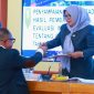 Anggota Banggar DPRD NTB Sudirsah Sujanto Saat Menyerahkan Laporan Badan Anggaran Kepada Ketua DPRD NTB Dalam Rapat Paripurna, Selasa (6/10/2026) malam.