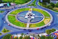 Jalan Lingkar Gerung di kawasan Monumen Lombok Barat Bangkit (MLBB), Lombok Barat. Bundaran Jalan Lingkar Lombok Barat menjadi salah satu kawasan di Pulau Lombok yang masuk dalam lokasi studi PHOTON internasional untuk pencegahan TBC.