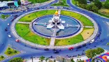 Jalan Lingkar Gerung di kawasan Monumen Lombok Barat Bangkit (MLBB), Lombok Barat. Bundaran Jalan Lingkar Lombok Barat menjadi salah satu kawasan di Pulau Lombok yang masuk dalam lokasi studi PHOTON internasional untuk pencegahan TBC.