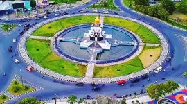 Jalan Lingkar Gerung di kawasan Monumen Lombok Barat Bangkit (MLBB), Lombok Barat. Bundaran Jalan Lingkar Lombok Barat menjadi salah satu kawasan di Pulau Lombok yang masuk dalam lokasi studi PHOTON internasional untuk pencegahan TBC.