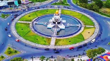 Jalan Lingkar Gerung di kawasan Monumen Lombok Barat Bangkit (MLBB), Lombok Barat. Bundaran Jalan Lingkar Lombok Barat menjadi salah satu kawasan di Pulau Lombok yang masuk dalam lokasi studi PHOTON internasional untuk pencegahan TBC.