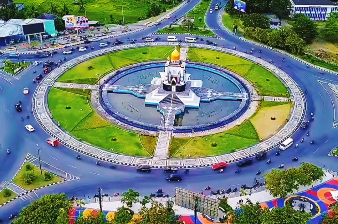 Jalan Lingkar Gerung di kawasan Monumen Lombok Barat Bangkit (MLBB), Lombok Barat. Bundaran Jalan Lingkar Lombok Barat menjadi salah satu kawasan di Pulau Lombok yang masuk dalam lokasi studi PHOTON internasional untuk pencegahan TBC.