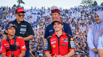 Pembalap MotoGP Marc Marquez Bersama Pembalap Lainnya Mengikuti Energizing Indonesia Riders Parade di Kota Mataram, NTB, Menjelang MotoGP Mandalika 2026.