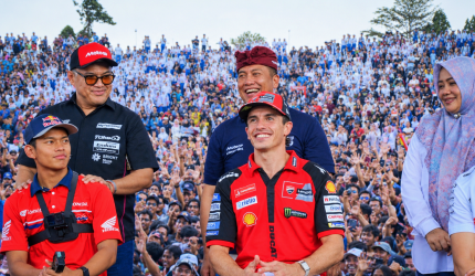 Marc Marquez mengikuti parade MotoGP di Mataram jelang MotoGP Mandalika 2026.