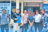 Polsek Kawasan Pelabuhan Laut Bima Menyerahkan Terduga Pelaku DPO Kasus Curanmor Kepada Personel Polres Klungkung, Senin (5/10/2026).