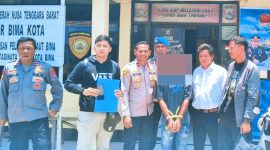 Polsek Kawasan Pelabuhan Laut Bima Menyerahkan Terduga Pelaku DPO Kasus Curanmor Kepada Personel Polres Klungkung, Senin (5/10/2026).