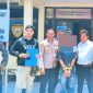 Polsek Kawasan Pelabuhan Laut Bima Menyerahkan Terduga Pelaku DPO Kasus Curanmor Kepada Personel Polres Klungkung, Senin (5/10/2026).
