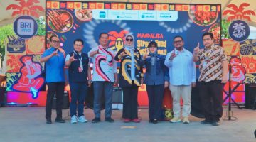 Pelaksana Tugas Direktur Utama ITDC Ahmad Fajar Bersama Gubernur NTB Lalu Muhamad Iqbal Beserta Istri dan Perwakilan Bank BRI dalam Rangkaian Mandalika Street Food Festival Vol. 2 di Bazar Mandalika, Kuta, Lombok Tengah, Jumat (9/10/2026).